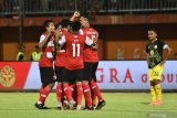 Pesepak bola Madura United (MU) melakukan selebrasi usai mencetak gol ke gawang Barito Putra dalam laga Shopee Liga 1 di Stadion Gelora Madura Ratu Pamelingan (SGMRP) Pamekasan, Jawa Timur, Sabtu (29/02/2020). MU memenangi pertandingan tersebut dengan skor 4-0. Antara Jatim/Saiful Bahri/zk.