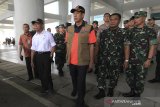 Menko Pembangunan Manusia dan Kebudayaan Muhadjir Effendy (empat kiri) bersama Kepala Kepala Badan Nasional Penanggulangan Bencana (BNPB) Doni Monardo (tengah) meninjau Bandara Kertajati, Majalengka, Jawa Barat, Minggu (1/3/2020). Menko PMK menyatakan WNI Kru Diamond Princess yang tiba di bandara kertajati selanjutnya dibawa ke pelabuhan PLN di PLTU Sumuradem untuk dibawa ke pulau Sebaru menggunakan KRI Soeharso. ANTARA JABAR/Dedhez Anggara/agr