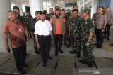 Menko Pembangunan Manusia dan Kebudayaan Muhadjir Effendy (empat kiri) bersama Kepala Kepala Badan Nasional Penanggulangan Bencana (BNPB) Doni Monardo (tengah) meninjau Bandara Kertajati, Majalengka, Jawa Barat, Minggu (1/3/2020). Menko PMK menyatakan WNI Kru Diamond Princess yang tiba di bandara kertajati selanjutnya dibawa ke pelabuhan PLN di PLTU Sumuradem untuk dibawa ke pulau Sebaru menggunakan KRI Soeharso. ANTARA JABAR/Dedhez Anggara/agr