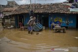 Warga berusaha membuang sisa genangan pascabanjir di  Rancaekek, Kabupaten Bandung, Jawa Barat, Sabtu (29/2/2020). Sedikitnya 240 unit rumah warga mengalami rusak berat dan ringan dan ribuan warga terdampak  akibat terendam banjir luapan sungai Citarik dan Sungai Cikeruh pada Jumat (28/2/2020) lalu. ANTARA JABAR/Novrian Arbi/agr
