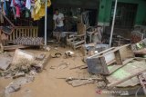 Warga membersihkan rumah yang rusak akibat terendam banjir di Rancaekek, Kabupaten Bandung, Jawa Barat, Sabtu (29/2/2020). Sedikitnya 240 unit rumah warga mengalami rusak berat dan ringan dan ribuan warga terdampak  akibat terendam banjir luapan sungai Citarik dan Sungai Cikeruh pada Jumat (28/2/2020) lalu. ANTARA JABAR/Novrian Arbi/agr