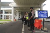 Personel Polri melakukan pengamanan di Bandara Internasional Kertajati, Majalengka, Jawa Barat, Minggu (1/3/2020). Pesawat evakuasi 68 WNI kru Diamond Princess terkait penyebaran virus Corona rencananya akan mendarat di bandara Kertajati dan akan langsung dibawa ke pulau Sibaru Kepulauan Seribu. ANTARA JABAR/Dedhez Anggara/agr