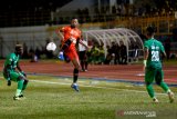 Pesepak bola Persiraja Banda Aceh Vanderlei Francisco (tengah) berupaya melewati dua pemain Bhayangkara FC pada laga Liga-1 Indonesia 2020 di stadion Harapan Bangsa, Banda Aceh, Aceh, Sabtu (29/2/2020). Pertandingan pembuka Liga-1 Indonesia 2020 antara Persiraja Banda Aceh dengan Bhayangkara FC berakhir imbang dengan skor 0-0. Antara Aceh/Irwansyah Putra.