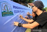 Sejumlah pejabat Daerah bersama aktivis peduli lingkungan membubuhkan tanda tangan saat deklarasi pengurangan pemakaian plastik sekali pakai (Less Plastic) pada peringatan Hari Peduli Sampah Nasional (HPSN) 2020, di Lapangan Teuku Umar Meulaboh, Aceh Barat, Aceh, Minggu (1/3/2020). Kegiatan yang digelar Dinas Lingkungan Hidup (DLH) Provinsi Aceh dan Kabupaten Aceh Barat tersebut bertujuan untuk menghindari penggunaan botol minuman plastik, sedotan plastik, tas plastik (kresek) sekaligus mengajak masyarakat untuk mengunakan botol minuman isi ulang (tumbler) dan menyajikan makanan atau hidangan bebas dari plastik agar penerapan gaya hidup minim sampah plastik terwujud. Antara Aceh/Syifa Yulinnas.