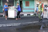 Warga, relawan Tagana dan TNI mengevakuasi barang di pertokoan Jompo Jalan Sultan Agung Jember, Jawa Timur, Senin (2/3/2020). Penyewa pertokoan Jompo yang tidak ambruk memindahkan barang untuk menghindari kemungkinan terjadinya ambruk susulan di deretan pertokoan Jompo itu. Antara Jatim/Seno/zk.