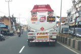 Truk tanki Pertamina melewati fly over