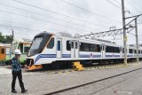 Karyawan berjalan di dekat rangkaian kereta Diesel Multiple Unit (DMU) pesanan Filipina di PT Industri Kereta Api (Inka) Madiun, Jawa Timur, Minggu (1/3/2020). Rangkaian DMU produksi PT Inka tersebut merupakan sebagian dari kereta dan lokomotif pesanan Filipina yang ditargetkan selesai akhir semester pertama tahun 2020. Antara Jatim/Siswowidodo/zk