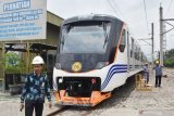 Karyawan berjalan di dekat rangkaian kereta Diesel Multiple Unit (DMU) pesanan Filipina di PT Industri Kereta Api (Inka) Madiun, Jawa Timur, Minggu (1/3/2020). Rangkaian DMU produksi PT Inka tersebut merupakan sebagian dari kereta dan lokomotif pesanan Filipina yang ditargetkan selesai akhir semester pertama tahun 2020. Antara Jatim/Siswowidodo/zk