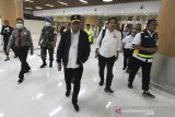 Menteri Perhubungan Umar Budi Karya sumadi melakukan pengecekan kesiapan di bandara Kertajati, MMajalengka, Jawa Barat, Minggu (1/3/2020). Menhub memastikan segala kesiapan terkait pemulangan kru kapal Diamond Princess yang akan di observasi di pulau Sebaru. ANTARA JABAR/Dedhez Anggara/agr