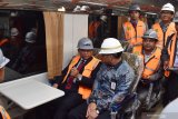 Dirut PT Industri Kereta Api (Inka) Budi Noviantoro (kedua kiri) berbincang dengan Menteri Perkeretaapian Bangladesh Mr. MD Nurul Islam Sujan MP (kiri) di dalam kereta saat delegasi perkeretaapian Bangladesh mengunjungi PT Inka di Madiun, Jawa Timur, Minggu (1/3/2020). Kunjungan delegasi dari Bangladesh tersebut untuk melihat langsung kapasitas dan fasilitas produksi PT Inka terkait potensi kerja sama bidang perkeretaapian sekaligus melihat progres pesanan 250 kereta dari Bangladesh. Antara Jatim/Siswowidodo/zk