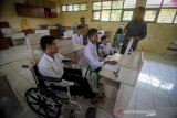 Seorang instruktur memberikan materi desain grafis kepada penyandang disabilitas saat program Rehabilitasi Sosial Penyandang Disabilitas di Dinas Sosial Provinsi Jabar, Cimahi, Jawa Barat, Senin (2/3/2020). Sebanyak 86 penyandang disabilitas menjalani program rehabilitasi sosial selama 8 bulan untuk mendapatkan bimbingan 12 jenis keterampilan serta bimbingan fisik, mental dan sosial guna kemandirian disabilitas. ANTARA JABAR/Raisan Al Farisi/agr