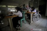 Seorang instruktur memberikan materi menjahit kepada penyandang disabilitas saat program Rehabilitasi Sosial Penyandang Disabilitas di Dinas Sosial Provinsi Jabar, Cimahi, Jawa Barat, Senin (2/3/2020). Sebanyak 86 penyandang disabilitas menjalani program rehabilitasi sosial selama 8 bulan untuk mendapatkan bimbingan 12 jenis keterampilan serta bimbingan fisik, mental dan sosial guna kemandirian disabilitas. ANTARA JABAR/Raisan Al Farisi/agr