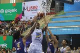 Pemain Prawira Bandung Marquel Devin Beasley (tengah) mencoba memasukkan bola dihalangi tim basket Satria Muda Pertamina saat pertandingan seri kelima Indonesian Basketball League (IBL) Pertamax 2020 di Gor Jayabaya, Kota Kediri, Jawa Timur, Minggu (1/3/2020). Satria Muda Pertamina menang atas Prawira Bandung dengan skor 73-53. Antara Jatim/Prasetia Fauzani/zk