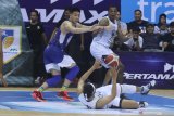 Pemain Prawira Bandung M Reza Fahdani Guntara (kanan) terjatuh saat mempertahankan bola dari serangan pemain Satria Muda Pertamina Avan Saputra (kiri) pada pertandingan seri kelima Indonesian Basketball League (IBL) Pertamax 2020 di Gor Jayabaya, Kota Kediri, Jawa Timur, Minggu (1/3/2020). Satria Muda Pertamina menang atas Prawira Bandung dengan skor 73-53. Antara Jatim/Prasetia Fauzani/zk