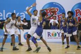 Pemain Satria Muda Pertamina Gary Jacobs Jr (ke dua kanan) menguasai bola dibayang-bayangi pemain Prawira Bandung William Tinsley (ke dua kiri) saat pertandingan seri kelima Indonesian Basketball League (IBL) Pertamax 2020 di Gor Jayabaya, Kota Kediri, Jawa Timur, Minggu (1/3/2020). Satria Muda Pertamina menang atas Prawira Bandung dengan skor 73-53. Antara Jatim/Prasetia Fauzani/zk