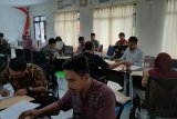 Staf KPU Pandeglang melakukan penelitan berkas persyaratan calon anggota PPK