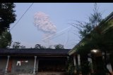 Letusan Gunung Merapi terlihat dari Musuk, Boyolali, Jawa Tengah, Selasa (3/3/2020). Gunung Merapi meletus pada pukul 05.22 WIB dengan tinggi kolom 6000 meter, status waspada. ANTARA FOTO/Irma/nym.