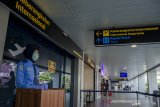 Petugas berjaga di terminal keberangkatan internasional di Bandara Husein Sastranegara, Bandung, Jawa Barat, Selasa (3/3/2020). Rute Penerbangan Internasional tujuan Malaysia dan Singapura di Bandara Husein Sastranegara mengalami penurunan drastis jumlah penumpang akibat dampak wabah virus Covid-19 di Indonesia sehingga dua maskapai melakukan pembatalan rute penerbangan. ANTARA JABAR/Novrian Arbi/agr