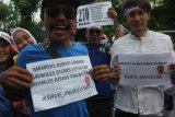 Sejumlah orang anggota 'Memiles' berunjuk rasa di depan kantor Kejaksaan Tinggi (Kejati) Jawa Timur, Surabaya, Jawa Timur, Senin (2/3/2020). Massa aksi mendesak Kejati untuk menangani  kasus investasi 'MeMiles' secara transparan, teliti dan berkeadilan. Antara Jatim/Didik/Zk