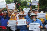 Sejumlah orang anggota 'Memiles' berunjuk rasa di depan kantor Kejaksaan Tinggi (Kejati) Jawa Timur, Surabaya, Jawa Timur, Senin (2/3/2020). Massa aksi mendesak Kejati untuk menangani  kasus investasi 'MeMiles' secara transparan, teliti dan berkeadilan. Antara Jatim/Didik/Zk
