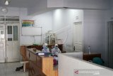 Dua perawat berada di gedung G4 di Rumah Sakit Umum Daerah (RSUD) Aloei Saboe, Kota Gorontalo, Gorontalo, Selasa (3/3/2020). RSUD Aloei Saboe merupakan rumah sakit rujukan bagi pasien Covid 19 di Provinsi Gorontalo yang telah menyiapkan ruangan dan peralatan khusus. (ANTARA FOTO/Adiwinata Solihin)
