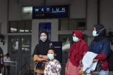 Calon penumpang Kereta Api (KA) menggunakan masker di Stasiun KA Madiun, Jawa Timur, Selasa (3/3/2020). PT KAI Daerah Operasi 7 Madiun menyediakan fasilitias hand sanitizer dan membagikan masker kepada penumpang guna mengantisipasi penyebaran virus corona. Antara Jatim/Siswowidodo/zk