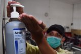 Calon penumpang Kereta Api (KA) membersihkan tangannya menggunakan hand sanitizer yang tersedia di Stasiun KA Madiun, Jawa Timur, Selasa (3/3/2020). PT KAI Daerah Operasi 7 Madiun menyediakan fasilitias hand sanitizer dan membagikan masker kepada penumpang guna mengantisipasi penyebaran virus corona. Antara Jatim/Siswowidodo/zk