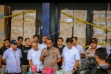 Kabid Humas Polda Metro Jaya Kombes Pol Yusri Yunus (tengah) bersama jajarannya memberikan keterangan pers terkait dugaan penimbunan masker di gudang di Neglasari, Kota Tangerang, Banten, Rabu (4/3/2020). Polda Metro Jaya berhasil mengamankan 600 ribu masker ilegal berbagai merek saat penggerebekan di sebuah gudang di Tangerang pada Selasa (3/3) sore. ANTARA FOTO/Fauzan/nym.