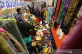 Pegunjung melihat kain sasiringan di expo Banjarmasin Sasirangan Festival (BSF) dan pameran dagang (BSF) di kawasan siring Menara Pandang Banjarmasin, Kalimantan Selatan, Rabu (4/3/2020). Pemerintah Kota Banjarmasin mengadakan Banjarmasin Sasirangan Festival 2020 dengan menampilkan berbagai macam kegiatan mulai tanggal 4 Maret hingga 8 Maret 2020 selain untuk daya tarik wisata kegiatan tersebut juga untuk melestarikan kain sasirangan khas Kalimantan Selatan. Foto Antaranews Kalsel/Bayu Pratama S.