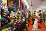 Pegunjung melihat kain sasiringan di expo Banjarmasin Sasirangan Festival (BSF) dan pameran dagang (BSF) di kawasan siring Menara Pandang Banjarmasin, Kalimantan Selatan, Rabu (4/3/2020). Pemerintah Kota Banjarmasin mengadakan Banjarmasin Sasirangan Festival 2020 dengan menampilkan berbagai macam kegiatan mulai tanggal 4 Maret hingga 8 Maret 2020 selain untuk daya tarik wisata kegiatan tersebut juga untuk melestarikan kain sasirangan khas Kalimantan Selatan. Foto Antaranews Kalsel/Bayu Pratama S.