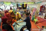 Pegunjung melihat kain sasiringan di expo Banjarmasin Sasirangan Festival (BSF) dan pameran dagang (BSF) di kawasan siring Menara Pandang Banjarmasin, Kalimantan Selatan, Rabu (4/3/2020). Pemerintah Kota Banjarmasin mengadakan Banjarmasin Sasirangan Festival 2020 dengan menampilkan berbagai macam kegiatan mulai tanggal 4 Maret hingga 8 Maret 2020 selain untuk daya tarik wisata kegiatan tersebut juga untuk melestarikan kain sasirangan khas Kalimantan Selatan. Foto Antaranews Kalsel/Bayu Pratama S.