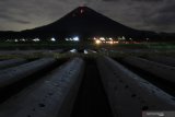 Guguran lava pijar Gunung Semeru terlihat dari Desa Pranajiwo, Lumajang, Jawa Timur, Rabu (4/3/2020). Aktivitas vulkanik Gunung Semeru di Jawa Timur meningkat sejak sepekan terakhir dengan intensitas delapan kali guguran lava pijar dengan jarak luncur 200 hingga 1.000 dari pusat guguran gunung dan status Siaga level II atau waspada. Antara Jatim/Umarul Faruq/zk