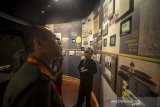 Seorang pemandu cilik memberikan keterangan kepada pengunjung tentang sejarah Gedung Sate di Museum Gedung Sate, Bandung, Jawa Barat, Rabu (4/3/2020). Provinsi Jawa Barat berencana akan menutup sementara Museum Gedung Sate setelah Gubernur Jabar Ridwan Kamil menyatakan Jabar Siaga 1 COVID-19. ANTARA JABAR/Raisan Al Farisi/agr