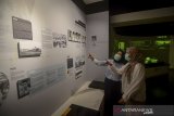 Pengunjung memperhatikan sejarah Gedung Sate di Museum Gedung Sate, Bandung, Jawa Barat, Rabu (4/3/2020). Provinsi Jawa Barat berencana akan menutup sementara Museum Gedung Sate setelah Gubernur Jabar Ridwan Kamil menyatakan Jabar Siaga 1 COVID-19. ANTARA JABAR/Raisan Al Farisi/agr