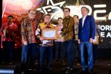 Direktur Strategi Bisnis dan Pengembangan Usaha Semen Indonesia Group (SIG) Fadjar Judisiawan (kedua kiri) menerima penghargaan dari Ketua Komisi VI DPR RI Faisol Riza (kedua kanan) dalam ajang BUMN Performance Excellence Awards 2020 di Jakarta, Rabu (4/3/2020).  SIG memperoleh predikat Industry Leader (atas pencapaian tingkat Kinerja Excellence (Excellence Level) yang mengacu pada Kriteria Penilaian Kinerja Unggul yang telah ditetapkan Kementerian BUMN. SIG termasuk dalam sembilan BUMN yang meraih level Industry Leader dari 100 BUMN yang telah diases oleh tim asesor KPKU dan telah mengikuti seluruh proses pendampingan asesmen oleh Forum Ekselen BUMN. (ANTARA Jatim/Humas SIG/AM)