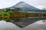 Refleksi Gunung Semeru yang mengeluarkan awan panas dari kawasan Pranajiwo, Lumajang, Jawa Timur, Kamis (5/3/2020). Aktivitas vulkanik Gunung Semeru meningkat sejak sepekan terakhir dengan mengeluarkan awan panas sejauh tiga kilometer dan intensitas delapan kali guguran lava pijar serta status level II atau waspada. Antara Jatim/Umarul Faruq/zk