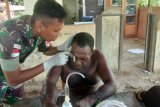 Prajurit TNI beri pengobatan warga di pelosok Kampung Rotea Sarmi