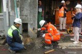 Petugas PGN melakukan penanganan kebocoran pipa jaringan gas (jargas) di Jalan Dharmawangsa, Surabaya, Jawa Timur, Kamis (5/4/2020). Petugas PGN bergerak cepat melakukan penanganan kebocoran pipa jargas tersebut. Kebocoran tersebut diduga karena terkena percikan api dari pengerjaan pintu pagar oleh tukang. Antara Jatim/Didik/Zk