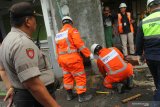 Petugas PGN melakukan penanganan kebocoran pipa jaringan gas (jargas) di Jalan Dharmawangsa, Surabaya, Jawa Timur, Kamis (5/4/2020). Petugas PGN bergerak cepat melakukan penanganan kebocoran pipa jargas tersebut. Kebocoran tersebut diduga karena terkena percikan api dari pengerjaan pintu pagar oleh tukang. Antara Jatim/Didik/Zk