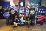 Head of Sales area Kalimantan Selatan dan Kalimantan Tengah XL Axiata Hurry Amar Sidqi (tengah) berfoto bersama dengan jurnalis saat peluncuran fitur Xtra Unlimited Turbo kepada pengunjung di salah satu cafe di Banjarmasin, Kalimantan Selatan, Kamis (5/3/2020). Fitur ini memberikan manfaat tambahan bagi pelanggan layanan XL prabayar untuk mengakses aplikasi pilihan tanpa batasan kuota dan kecepatan untuk seluruh pelanggan di 24 kabupaten dan kota di Kalimantan Selatan hingga Kalimantan Tengah sudah dapat mengakses fitur ini sejak sekarang. Foto Antaranews Kalsel/Bayu Pratama S.