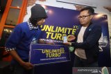 Head of Sales area Kalimantan Selatan dan Kalimantan Tengah XL Axiata Hurry Amar Sidqi (kanan) meluncurkan fitur Xtra Unlimited Turbo kepada pengunjung di salah satu cafe di Banjarmasin, Kalimantan Selatan, Kamis (5/3/2020). Fitur ini memberikan manfaat tambahan bagi pelanggan layanan XL prabayar untuk mengakses aplikasi pilihan tanpa batasan kuota dan kecepatan untuk seluruh pelanggan di 24 kabupaten dan kota di Kalimantan Selatan hingga Kalimantan Tengah sudah dapat mengakses fitur ini sejak sekarang. Foto Antaranews Kalsel/Bayu Pratama S.