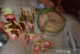 Warga melakukan proses pengemasan minuman rempah jahe merah di industri rumahan Dusun Segunung, Desa Carangwulung, Kecamatan Wonosalam, Kabupaten Jombang, Jawa Timur, Kamis (5/3/2020). Aneka minuman rempah seperti jahe merah, kunyit dan temulawak instan tersebut selanjutnya dipasarkan dengan harga Rp10 ribu kemasan 100 gram. Antara Jatim/Syaiful Arif/zk.