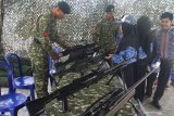 Anggota TNI menjelaskan tipe senjata laras panjang yang dipajang dalam Pameran Mesin Perang  di halaman Markas Komandi Divisi Infanteri 2 Kostrad, Singosari, Malang, Jawa Timur, Kamis (5/3/2020). Pameran yang berlangsung selama tiga hari dengan menampilkan puluhan kendaraan tempur dan senjata tersebut diadakan untuk memperingati HUT Kostrad ke-59. Antara Jatim/Ari Bowo Sucipto/zk.