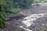 Alat berat menambang pasir di aliran sungai besuk kobokan, Pronojiwo, Lumajang, Jawa Timur, Rabu (4/3/2020). Alat berat dan truk pengangkut pasir nekat menambang di aliran Sungai Gunung Semeru pada musim hujan yang berpotensi terkena lahar dingin. Antara Jatim/Umarul Faruq/zk