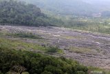 Alat berat menambang pasir di aliran sungai besuk kobokan, Pronojiwo, Lumajang, Jawa Timur, Rabu (4/3/2020). Alat berat dan truk pengangkut pasir nekat menambang di aliran Sungai Gunung Semeru pada musim hujan yang berpotensi terkena lahar dingin. Antara Jatim/Umarul Faruq/zk