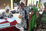 Petugas medis mengukur tinggi dan berat badan seorang penyandang disabilitas di Posyandu Difabel di Balaidesa Bedali, Lawang, Jawa Timur, Kamis (5/3/2020). Posyandu tersebut sengaja didirikan untuk memberikan layanan kesehatan bagi para penyandang disabilitas termasuk diantaranya memberikan layanan penjemputan gratis, fisioterapi serta pelatihan ketrampilan. Antara Jatim/Ari Bowo Sucipto/zk.