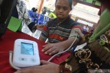 Petugas medis memeriksa tekanan darah seorang penyandang disabilitas di Posyandu Difabel di Balaidesa Bedali, Lawang, Jawa Timur, Kamis (5/3/2020). Posyandu tersebut sengaja didirikan untuk memberikan layanan kesehatan bagi para penyandang disabilitas termasuk diantaranya memberikan layanan penjemputan gratis, fisioterapi serta pelatihan ketrampilan. Antara Jatim/Ari Bowo Sucipto/zk.