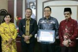 Pemprov Sulbar terima penghargaan dari Raja Mamuju Andi Maksum Da'i