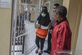 Petugas membawa terdakwa VA pada sidang tertutup pembacaan tuntutan kasus asusila Vina Garut di Pengandilan Negeri Kabupaten Garut, Jawa Barat, Kamis (5/3/2020). Jaksa Penuntut Umum (JPU) menuntut lima tahun penjara kepada terdakwa VA dalam kasus video asusila 