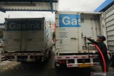 Petugas mengisi kendaraan pengangkut gas dengan bahan bakar gas (BBG) GASLINK di Stasiun Pengisian Bahan Bakar Gas (SPBG) PGN Jl. Ratna, Surabaya, Jawa Timur, Kamis (5/4/2020). SPBG tersebut menjual GASKU untuk kebutuhan bahan bakar gas kendaraan bermotor serta GASLINK untuk keperluan industri seperti restoran, hotel, pabrik dan lain sebagainya. Antara Jatim/Didik/Zk